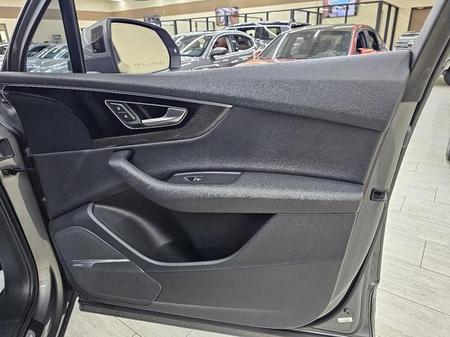 Photo of 2018 Gray Audi Q7