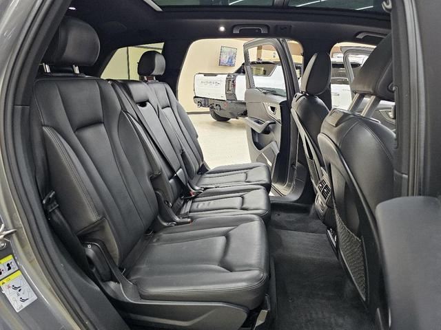 Photo of 2018 Gray Audi Q7