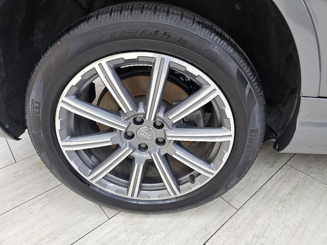 Photo of 2018 Gray Audi Q7