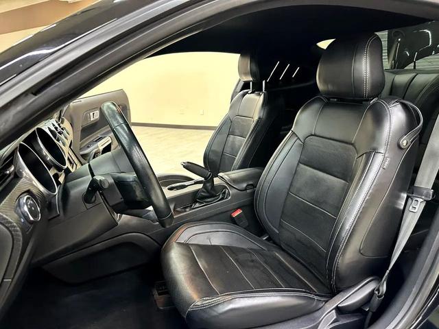 Photo of 2019 Shadow Black Ford Mustang