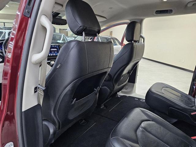 Photo of 2020 Velvet Red Pearlcoat Chrysler Pacifica