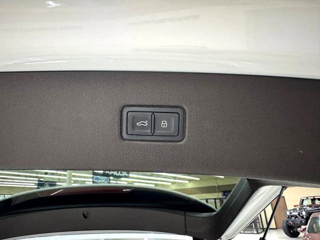 Photo of 2018 White Audi Q7