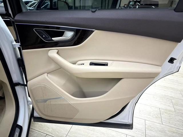 Photo of 2018 White Audi Q7