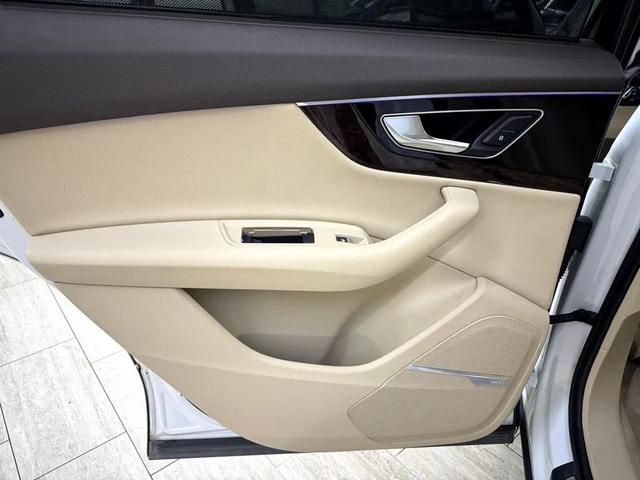 Photo of 2018 White Audi Q7