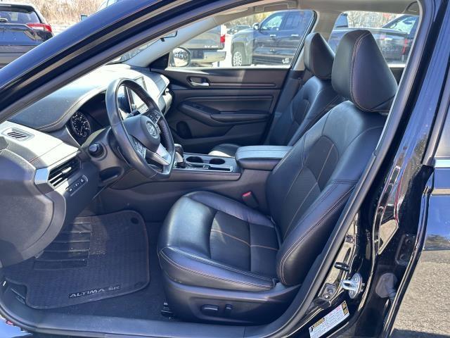 Photo of 2022 Black Nissan Altima