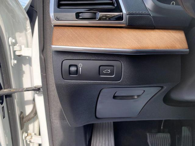 Photo of 2020 Crystal White Metallic Volvo XC90