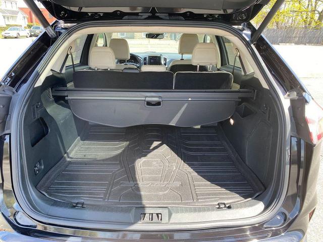 Photo of 2021 Agate Black Metallic Ford Edge