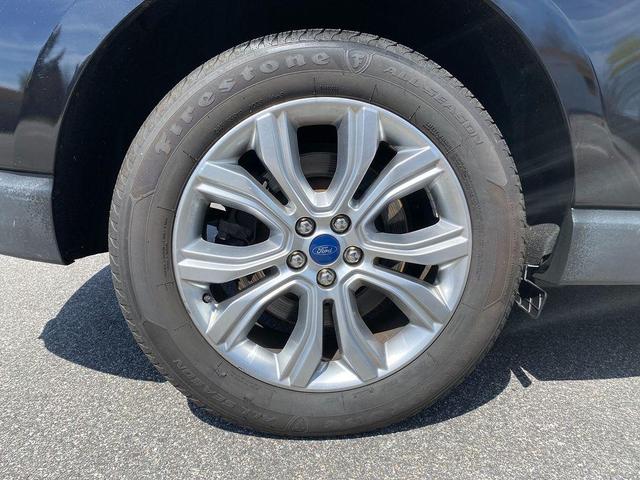 Photo of 2021 Agate Black Metallic Ford Edge