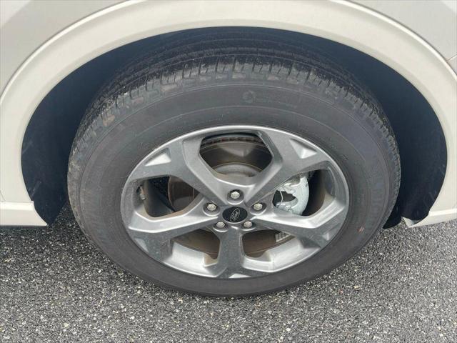 Photo of 2024 STAR WHITE METALLIC TRI-COAT Ford Escape