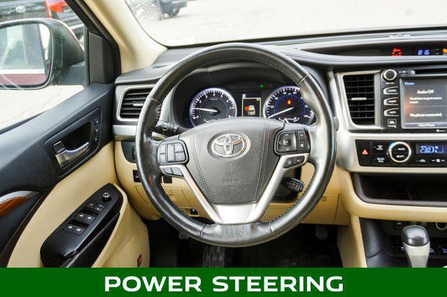 Photo of 2017 Salsa Red Pearl Toyota Highlander