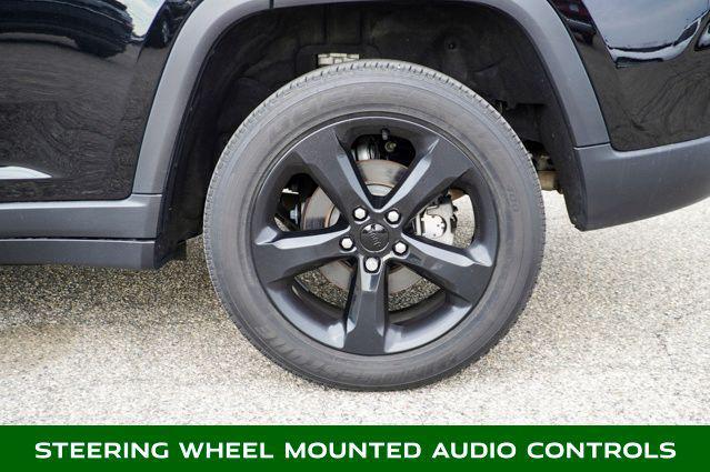 Photo of 2023 Diamond Black Crystal Pearlcoat Jeep Grand Cherokee