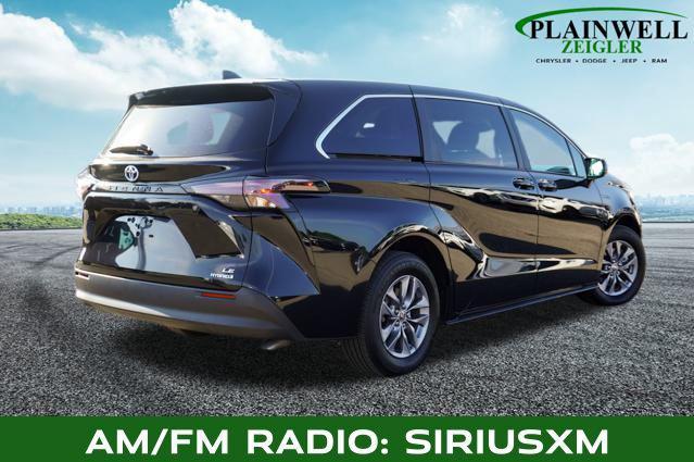 Photo of 2024 Midnight Black Metallic Toyota Sienna