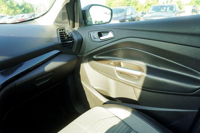 Photo of 2017 Oxford White Ford Escape