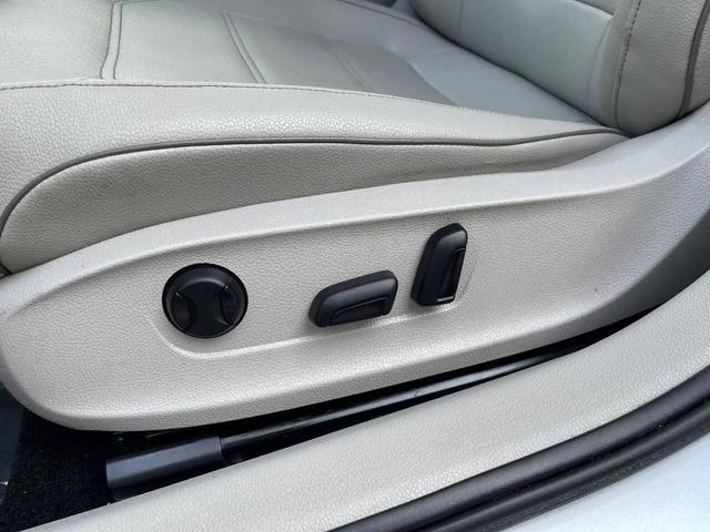 Photo of 2016 Reflex Silver Metallic Volkswagen Passat