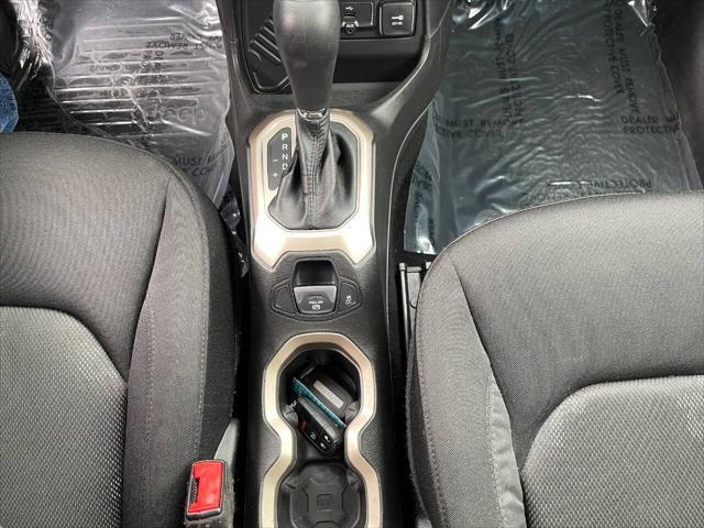 Photo of 2017 Alpine White Jeep Renegade