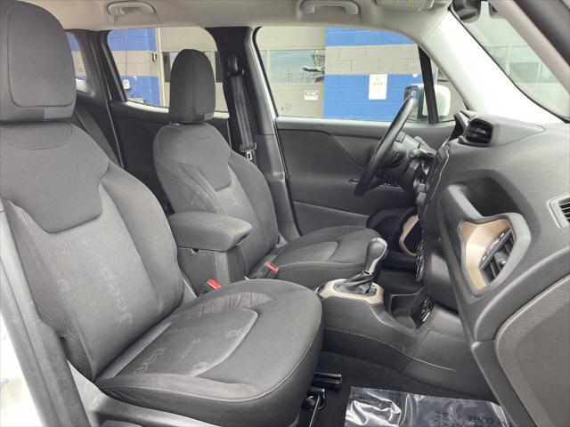 Photo of 2017 Alpine White Jeep Renegade
