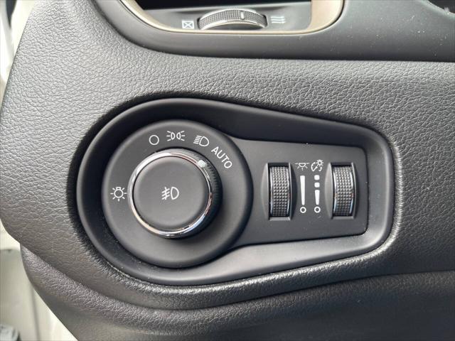 Photo of 2017 Alpine White Jeep Renegade