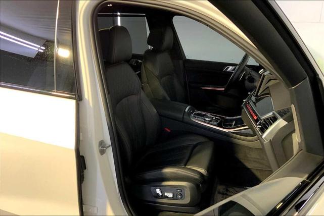 Photo of 2024 Mineral White Metallic BMW X7