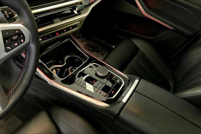 Photo of 2024 Mineral White Metallic BMW X7