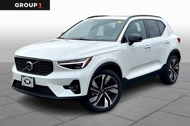 Photo of 2025 Crystal White Pearl Volvo XC40