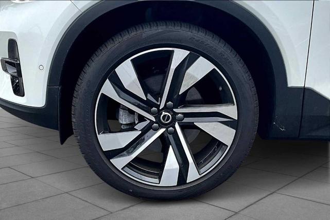 Photo of 2025 Crystal White Pearl Volvo XC40