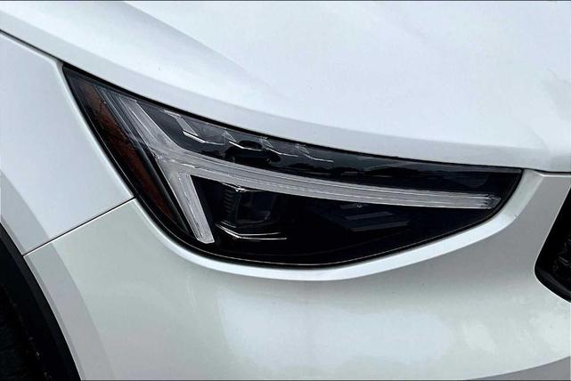 Photo of 2025 Crystal White Pearl Volvo XC40