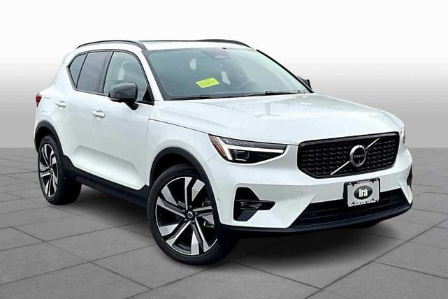 Photo of 2025 Crystal White Pearl Volvo XC40