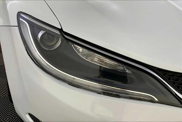 Photo of 2015 Bright White Clearcoat Chrysler 200