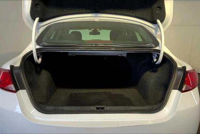 Photo of 2015 Bright White Clearcoat Chrysler 200