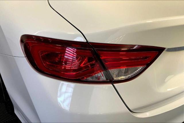 Photo of 2015 Bright White Clearcoat Chrysler 200