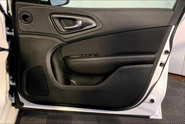 Photo of 2015 Bright White Clearcoat Chrysler 200