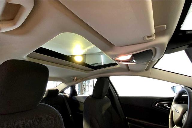 Photo of 2015 Bright White Clearcoat Chrysler 200