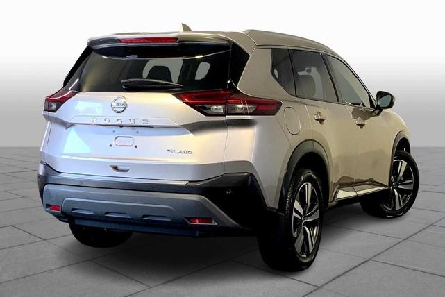 Photo of 2021 Champagne Silver Nissan Rogue