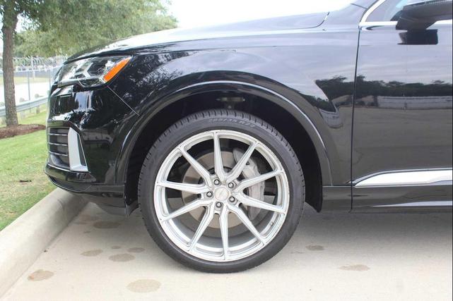 Photo of 2022 Mythos Black Metallic Audi Q7