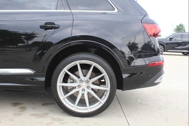 Photo of 2022 Mythos Black Metallic Audi Q7