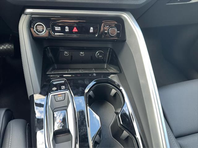 Photo of 2025 GLACIER WHITE Audi Q5