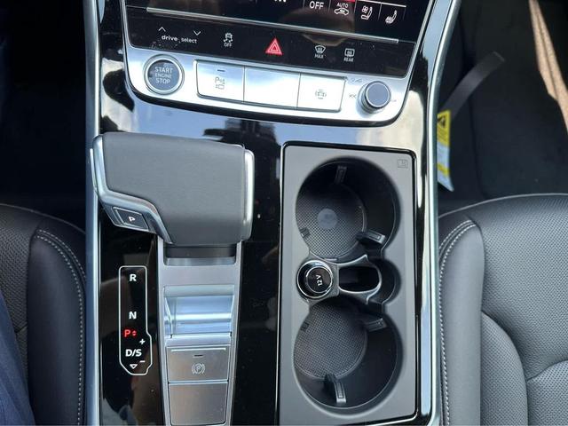 Photo of 2025 GLACIER WHITE Audi Q7