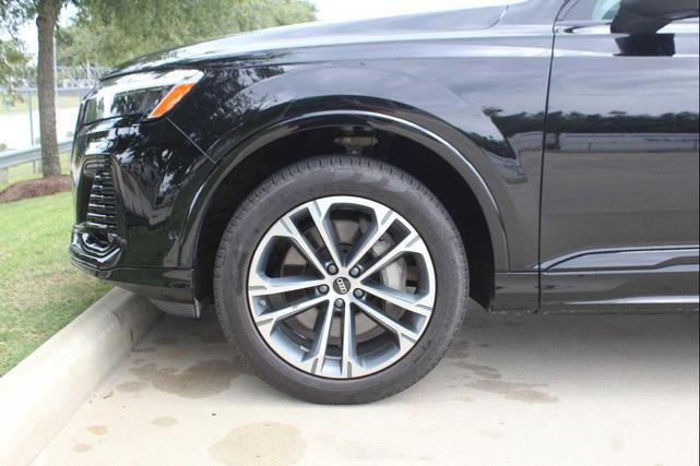 Photo of 2025 Mythos Black Metallic Audi Q7