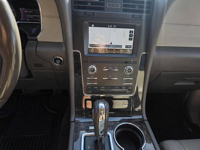 Photo of 2017 White Lincoln Navigator