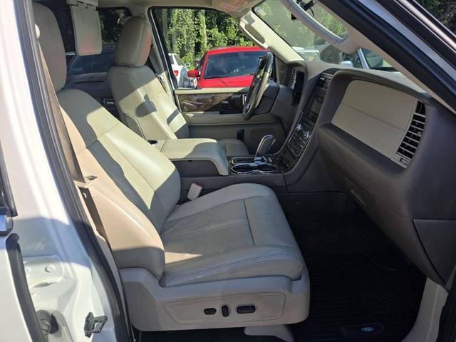 Photo of 2017 White Lincoln Navigator