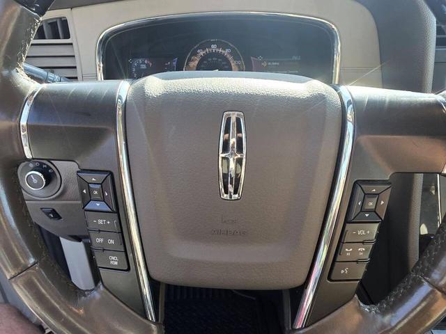 Photo of 2017 White Lincoln Navigator