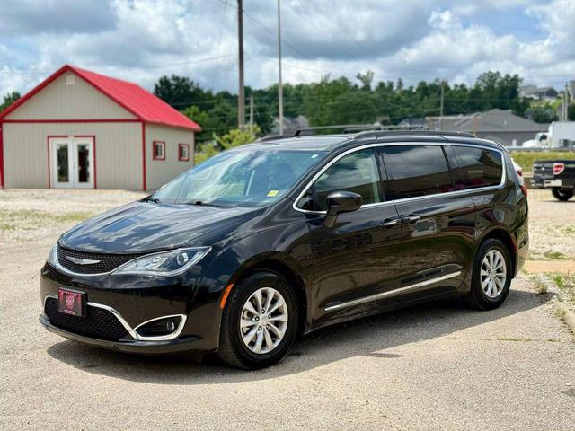 Photo of 2017 Brilliant Black Crystal Pearlcoat Chrysler Pacifica