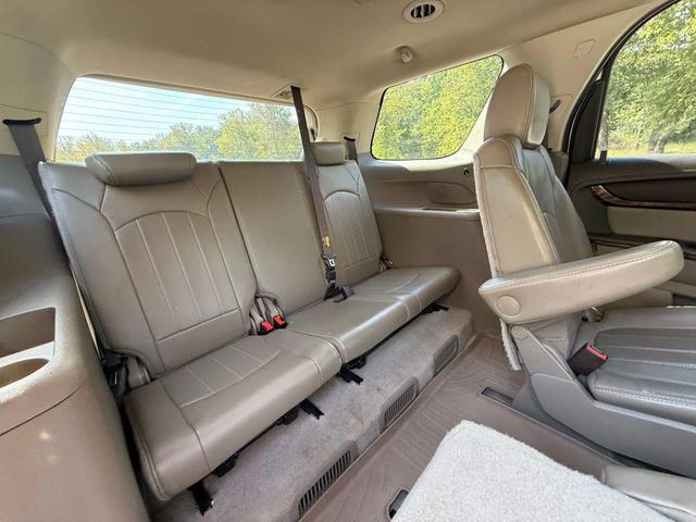 Photo of 2014 White Diamond Tricoat GMC Acadia