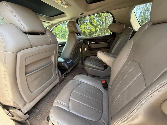 Photo of 2014 White Diamond Tricoat GMC Acadia