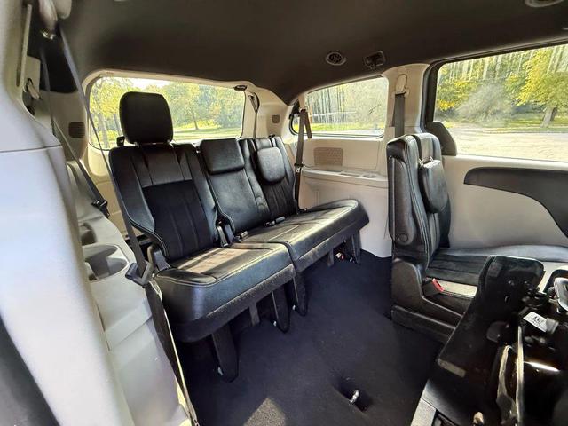Photo of 2018 Black Onyx Crystal Pearlcoat Dodge Grand Caravan