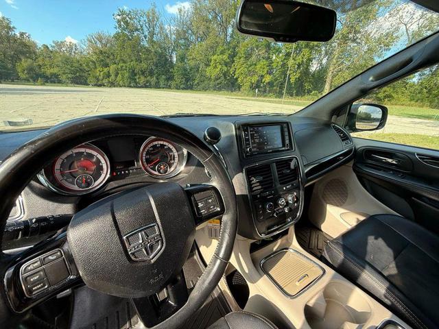Photo of 2018 Black Onyx Crystal Pearlcoat Dodge Grand Caravan