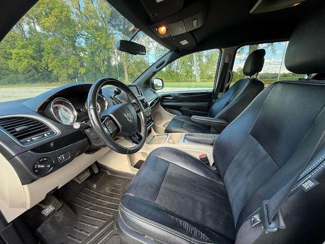 Photo of 2018 Black Onyx Crystal Pearlcoat Dodge Grand Caravan