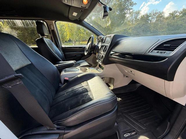Photo of 2018 Black Onyx Crystal Pearlcoat Dodge Grand Caravan