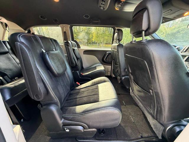 Photo of 2018 Black Onyx Crystal Pearlcoat Dodge Grand Caravan