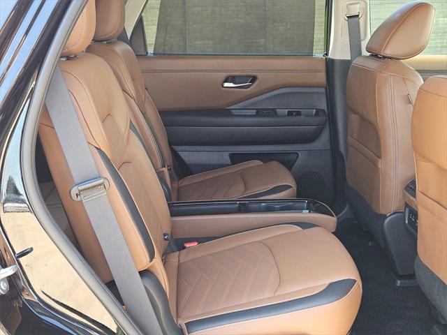 Photo of 2024 Super Black Nissan Pathfinder